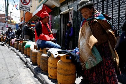 Un grupo de personas hace cola para rellenar los cilindros de gas debido a una planta bloqueada de gasolina de Senkata, en La Paz, Bolivia (REUTERS/David Mercado)