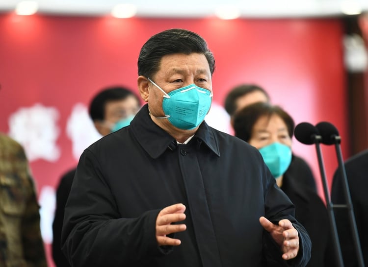 Xi Jinping habla en video con pacientes y trabajadores médicos en el Hospital Huoshenshan en Wuhan, en la provincia central de Hubei. El jefe del régimen le prohibió a los profesionales de la salud de China hablar sobre el nuevo brote viral (AP)