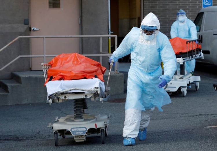 Trabajadores de la salud llevan los cuerpos de fallecidos en el Centro Médico Wyckoff Heights, en medio de la epidemia del COVID-19, la enfermedad causada por el coronavirus, en el distrito de Brooklyn, en la ciudad de Nueva York, Nueva York, Estados Unidos. 4 de abril, 2020. REUTERS/Andrew Kelly/Archivo