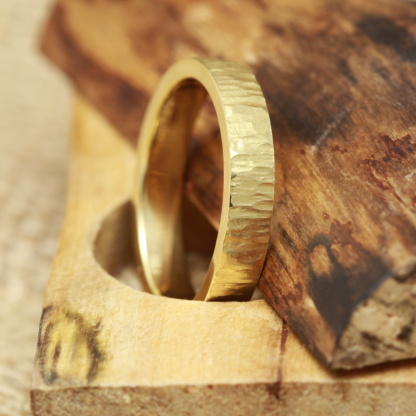 Sustainable gold wedding ring