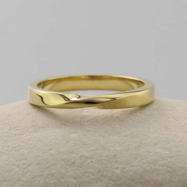 Recycled 18ct Gold Wedding Band with Twist