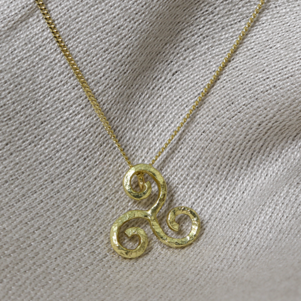Eco Triskeles – Celtic Love Knot Necklace