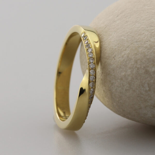 Handmade 18ct gold diamond ring