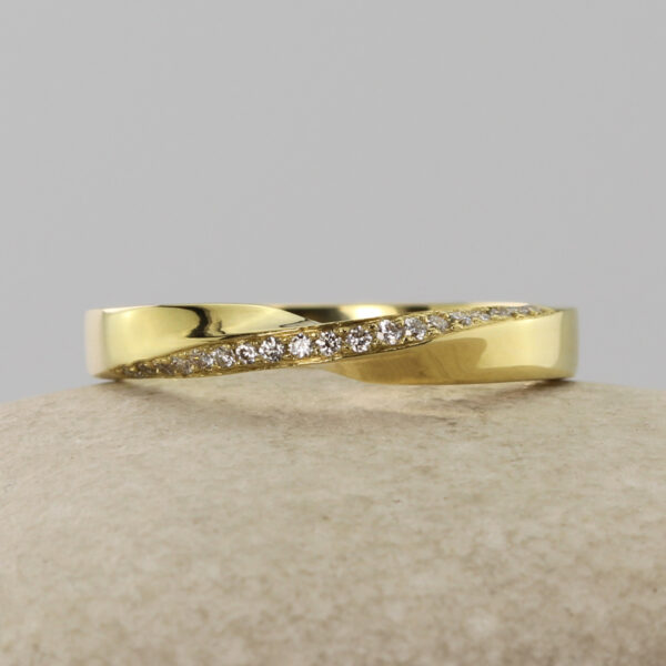 Ethical 18ct gold diamond ring