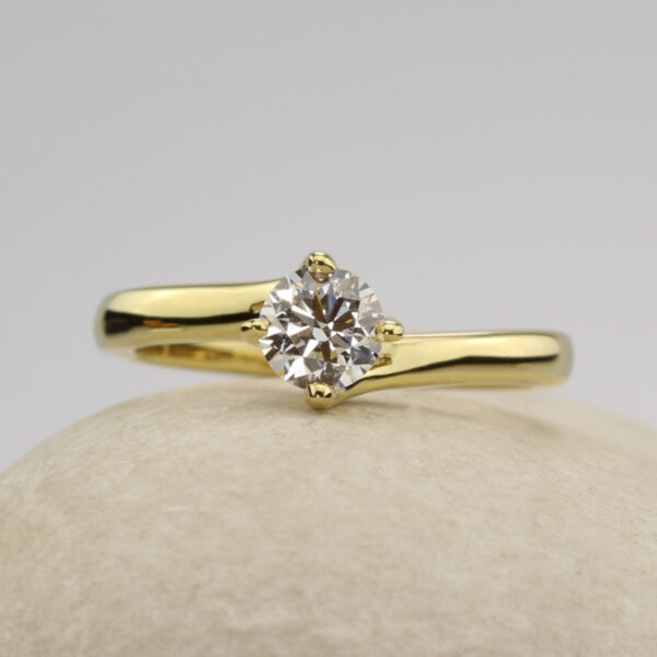 Ethical 18ct gold twisted prong solitaire ring