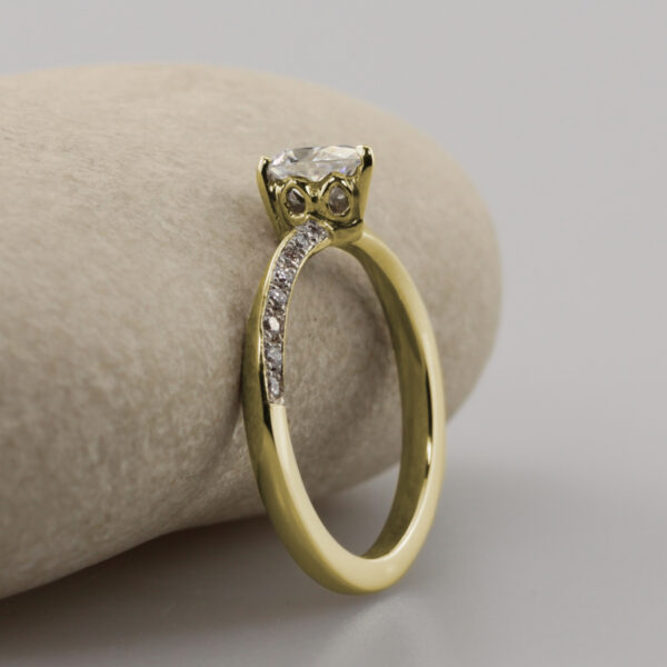 Sustainable 18ct Gold Pear Cut Diamond Ring