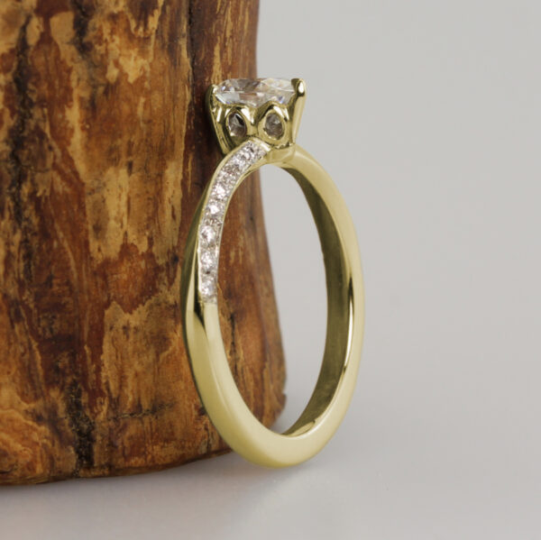 Unique 18ct Gold Pear Cut Diamond Ring