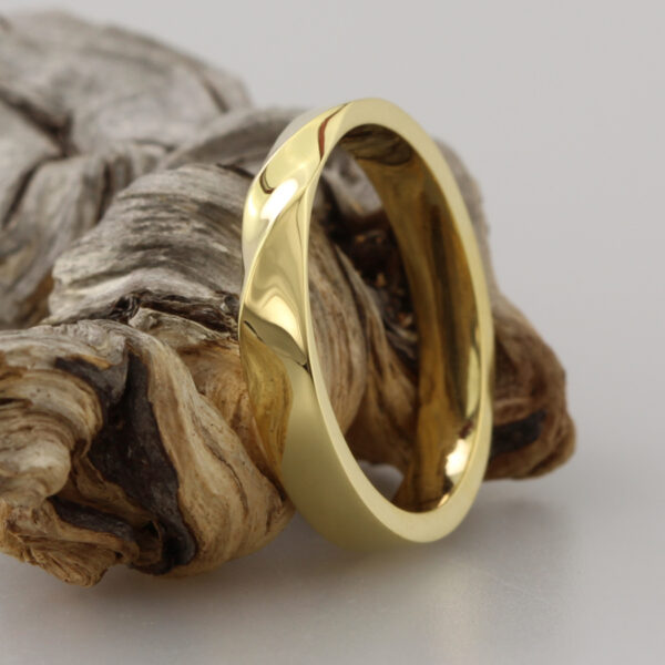 Unique 18ct Gold Twist Wedding Ring Ready to Go