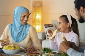 Hukum Makan Sambil Berbicara Menurut Islam