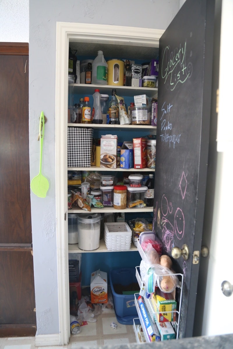 This pantry makeover is so gorgeous, and SO simple! It's easy to feel like you have to spend a ton of money to get an organized pantry, but this blogger got creative and spent just over $100 to totally upgrade her whole pantry! 