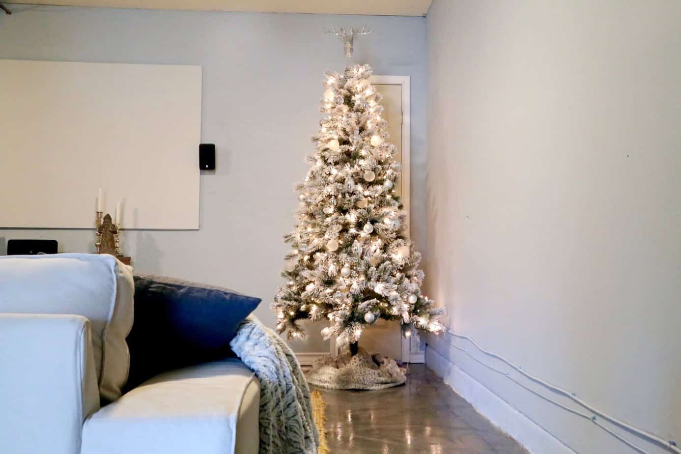 Great tips, tricks, and ideas for decorating for the Christmas season. This tree is so gorgeous and these tips are such a practical way to get your home looking great for Christmas without a ton of effort