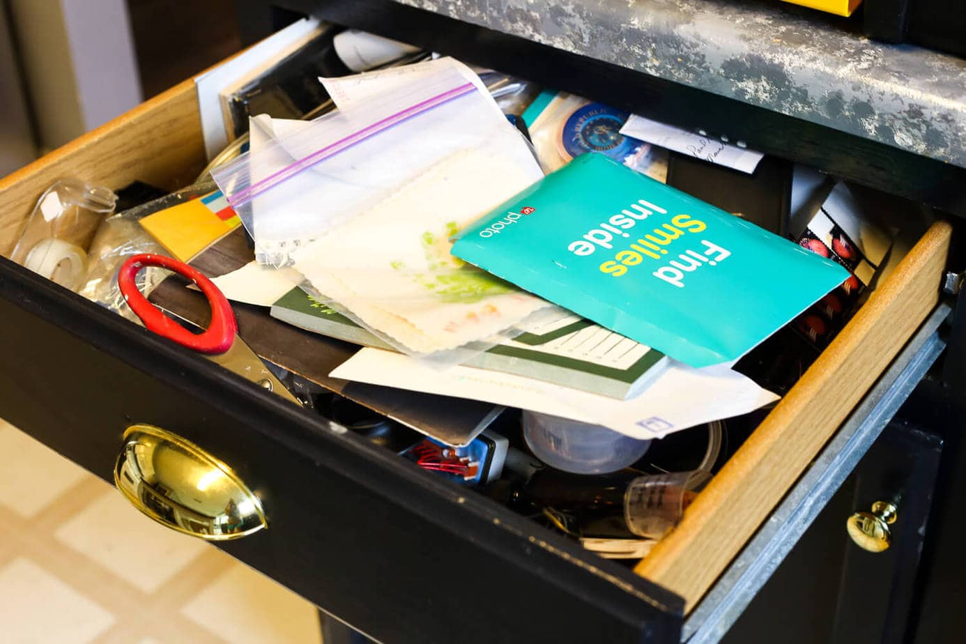 Tips on junk drawer organization - how to get your junk drawer completely organized without having to spend any money! Great, affordable solutions for a messy kitchen! 