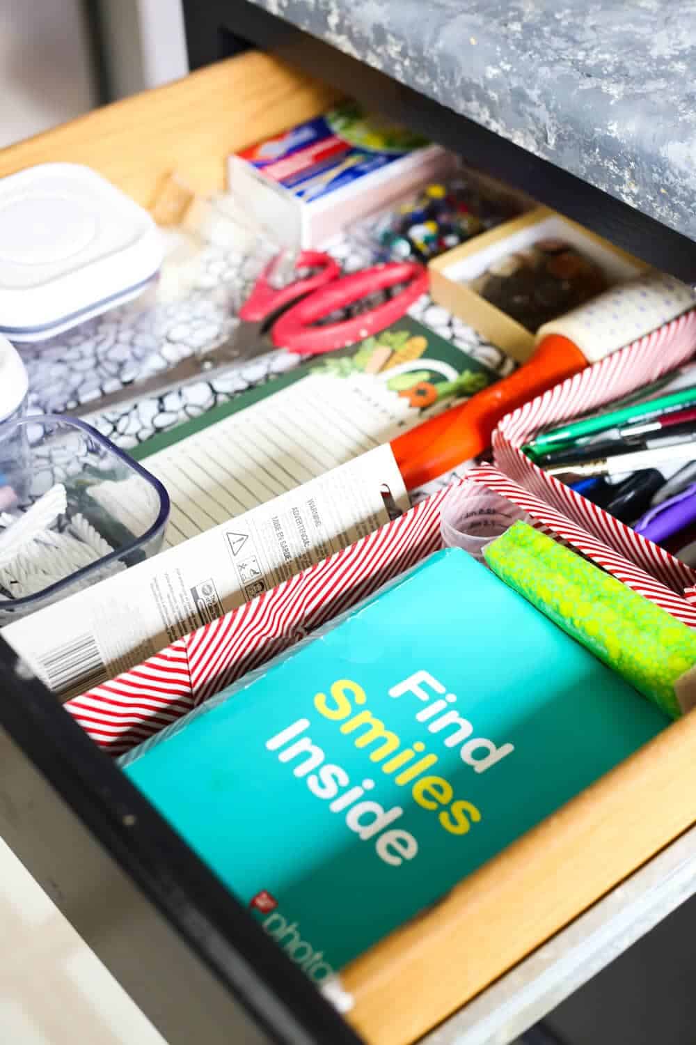 Tips on junk drawer organization - how to get your junk drawer completely organized without having to spend any money! Great, affordable solutions for a messy kitchen! 