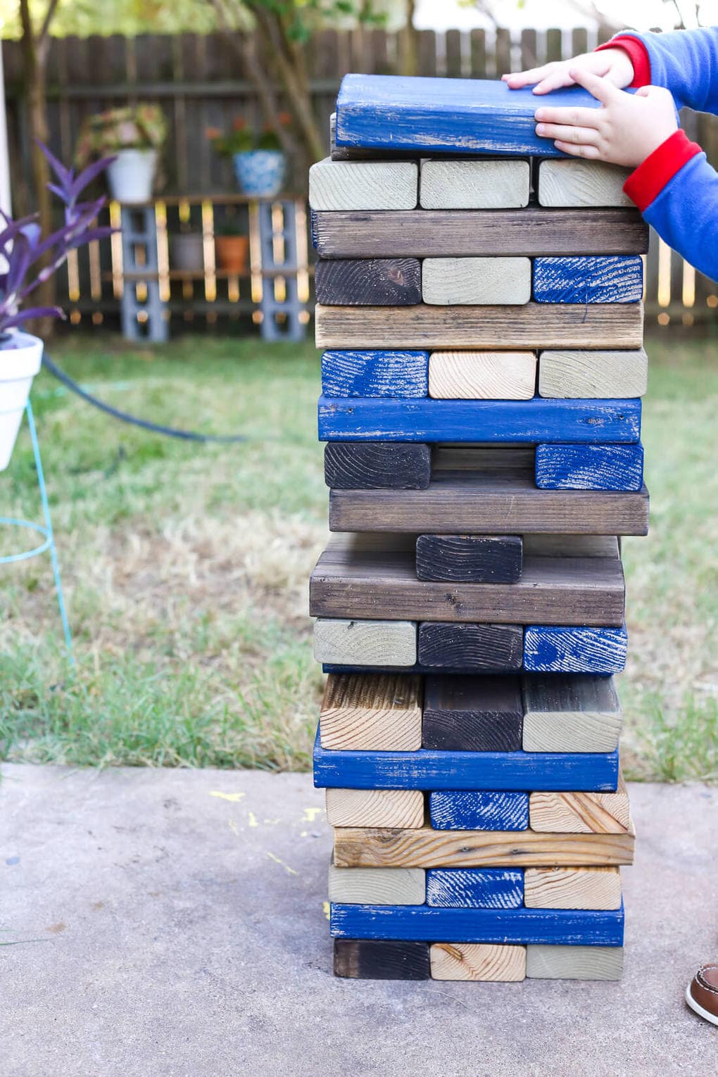 DIY Giant Jenga Outdoor Game - Fun party game. How to make jumbo Jenga blocks for your backyard, perfect for your next summer gathering, tailgate party, or just to keep your kids busy this summer! 