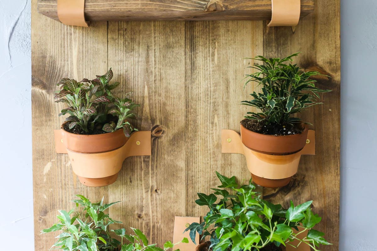 This DIY vertical wall planter is so gorgeous! 