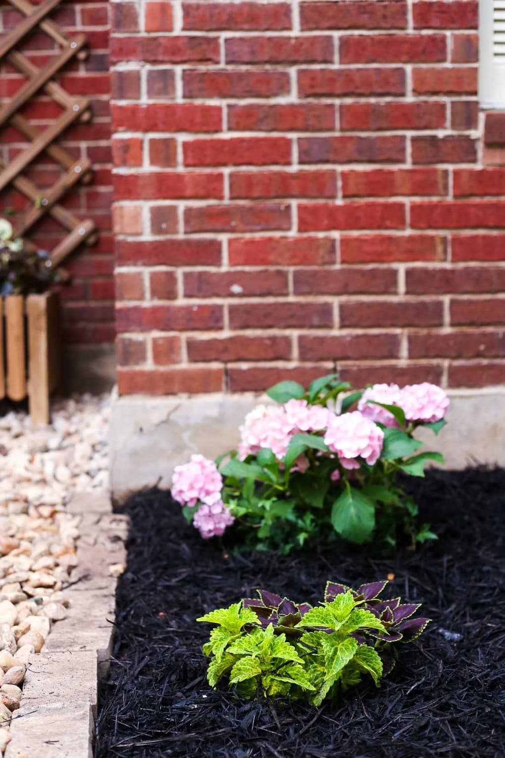 Featured image of post How To Make A Flower Bed In Front Of House : And flowers, of course, are essential for here are some ideas to spark your imagination.