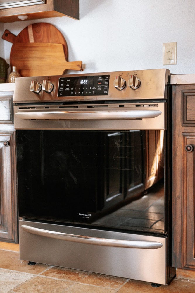 close up of Frigidaire Gallery electric range with air fry 