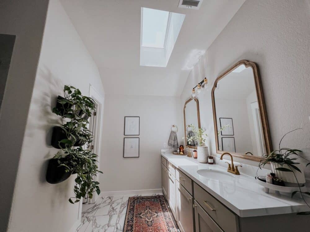 Primary bathroom with a skylight in the ceiling 
