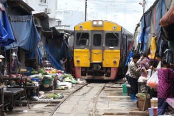 El mercado más surrealista de Tailandia… ¡Está en la vía del tren!