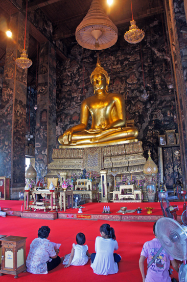 Templo budista-por-dentro-wat-suthat