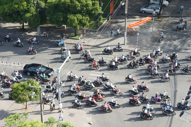 Motos en Ho Chi Minh cruzando la calle
