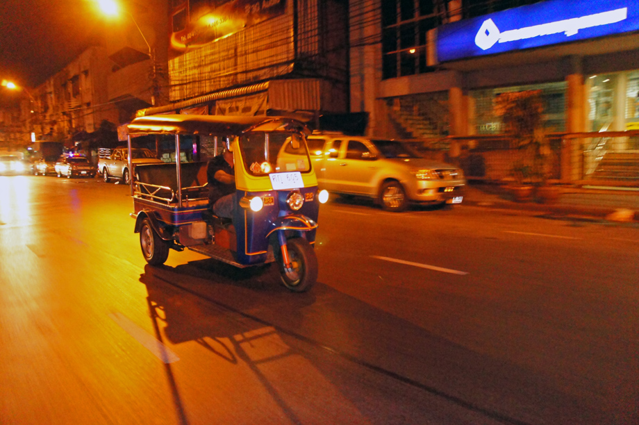 tuk tuk en una calle de bangkok