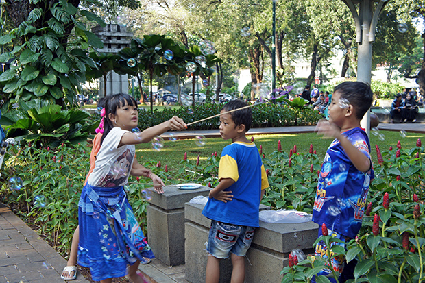Niños jugando en-el-parque