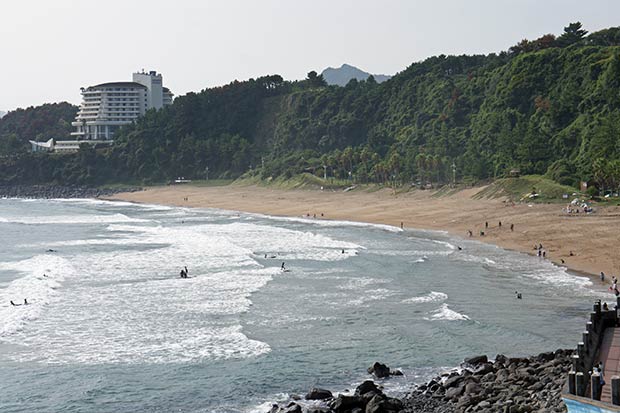 Surf en la playa de Jungmun Saekdal