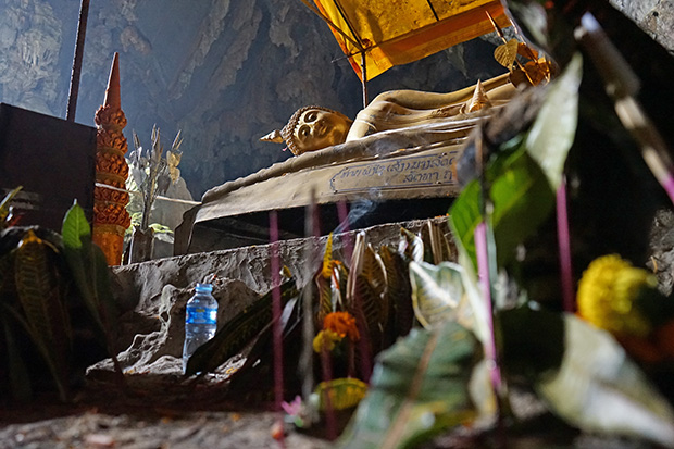 Buda reclinado en la cueva