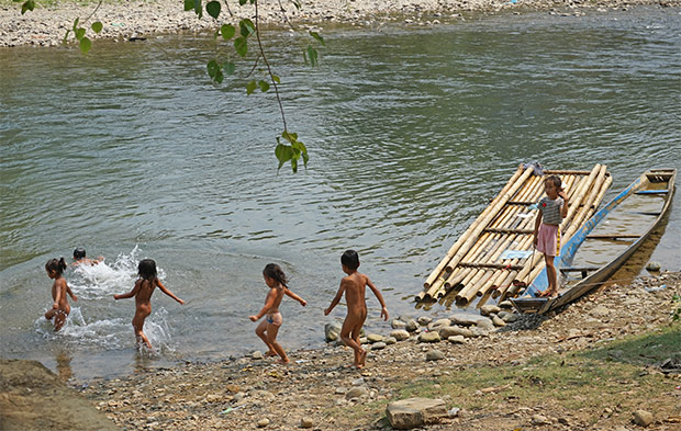 Niños bañándose en Vang Vieng