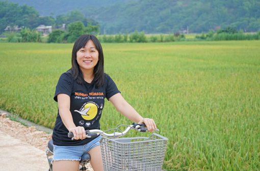 Mujer en bici en Vietnam
