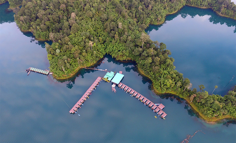 Resort flotante en el lago