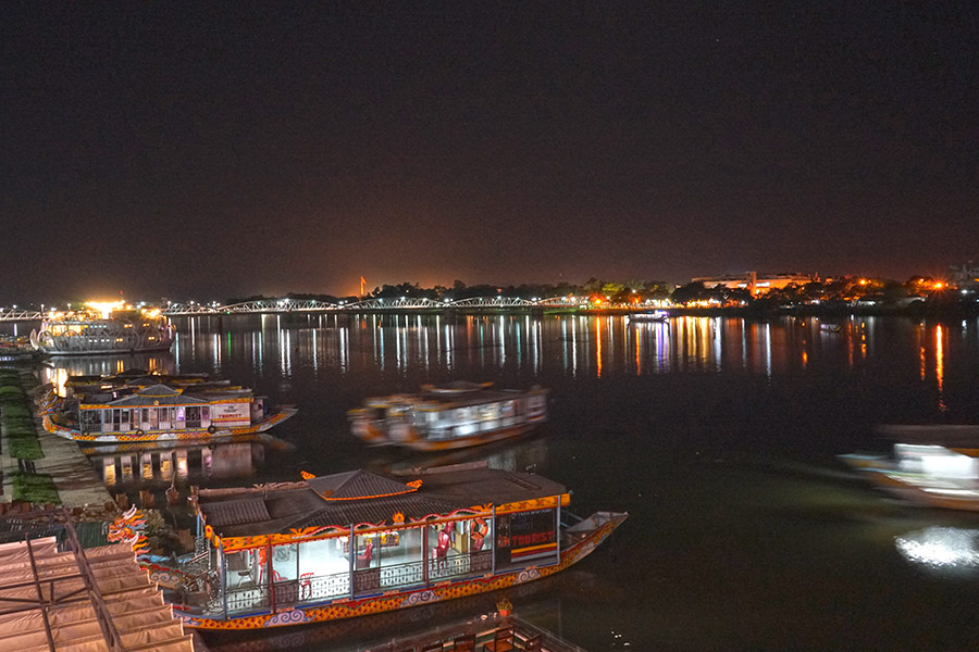 Río de Hue con sus barcas