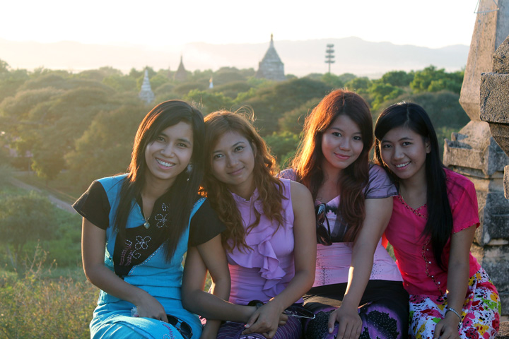 Chicas birmanas en Bagan