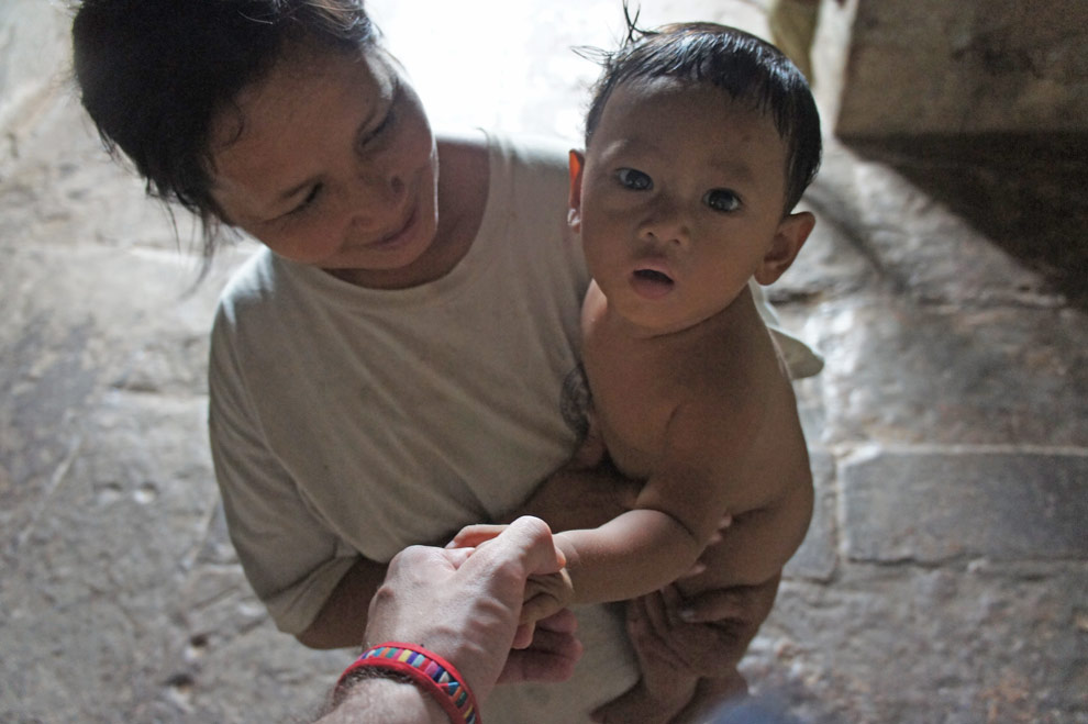 madre e hijo en Camboya