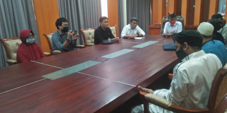 Aktivis yang tergabung dalam Konsorsium Pembaruan Agraria (KPA) bersama petani datang dan mengadu ke Gubernur Sulawesi Tengah Rusdy Mastura, bica saoal konflik agraria yang merugikan petani di Sulteng.(Foto: Istimewa)