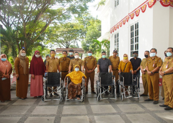 Bupati Banggai Haji Amirudin menyerahkan bantuan kursi roda secara simbolis kepada warga lanjut usia dan penyandang disabilitas di halaman Kantor Bupati, Senin (27/9/2021). (Foto: Istimewa)