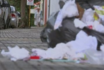 Tietê tem sacos de lixo nas calçadas após empresa parar coleta por dívida