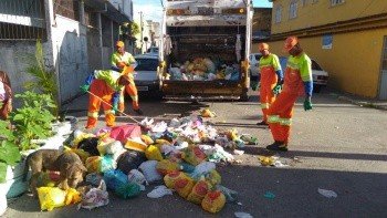 Garis retiram 435 toneladas de lixo em 24h em Vitória