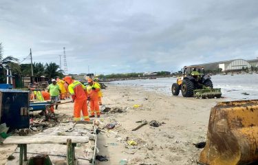 Prefeitura retira mais de 150 toneladas de lixo de praia de Maceió após chuvas