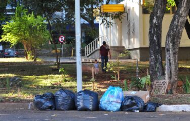 descarte inadequado de lixo Foto Vinicius Melo Agencia Brasilia