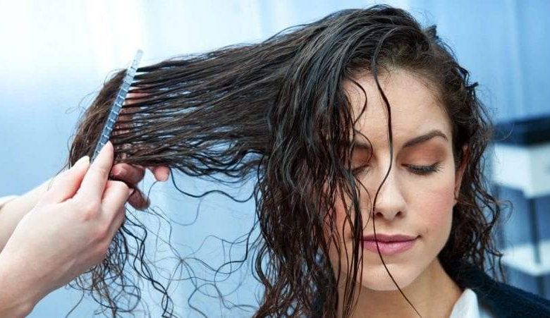 كيف تمشطين شعرك الرطب بطريقة صحيحة؟