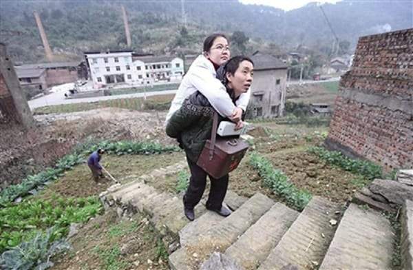 لي جويونج.. طبيبة القرية الجبلية التي عالجت الآلاف وهي مبتورة القدمين