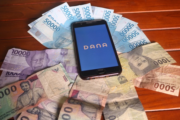 Aplikasi DANA Dompet Digital Indonesia di Handphone dan Uang Kertas Pecahan Rupiah