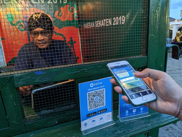 Transaksi Menggunakan Aplikasi DANA Dompet Digital Indonesia Melalui HP atau Handphone dengan Scan Barcode untuk Pembayaran eWallet