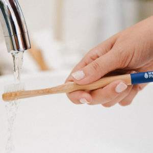 cepillo de dientes de bambú reutilizable sostenible HYDROPHIL suave - lavado en grifo