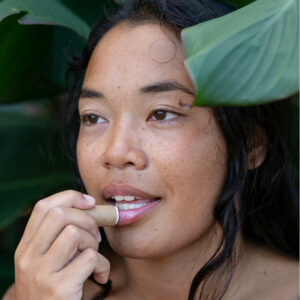 Bálsamo labial sin plástico SOL DE IBIZA con protección solar SPF 15 de barrera física. Mujer.