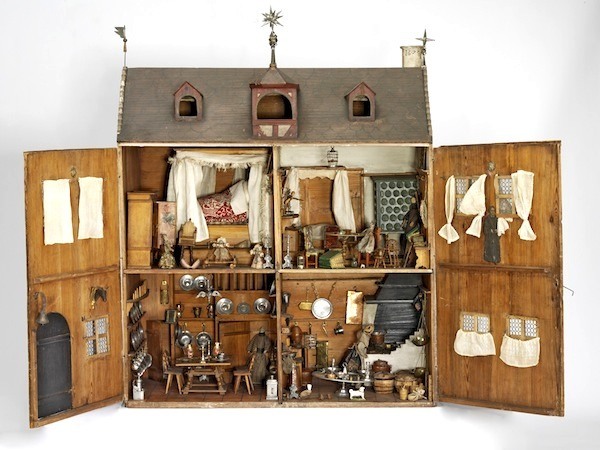 Read more about the article Dolls Houses: A Miniature Journey Through Time and Creativity, Featuring Queen Mary’s Masterpiece