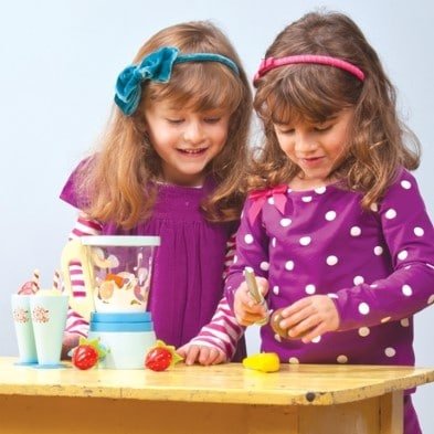 girls playing with food blender toy