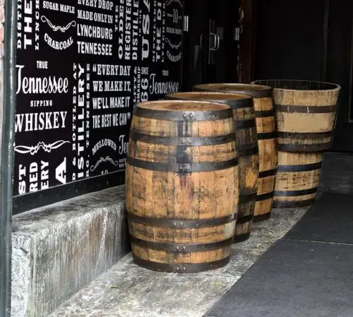 tennessee-distilleries-whiskey-barrels